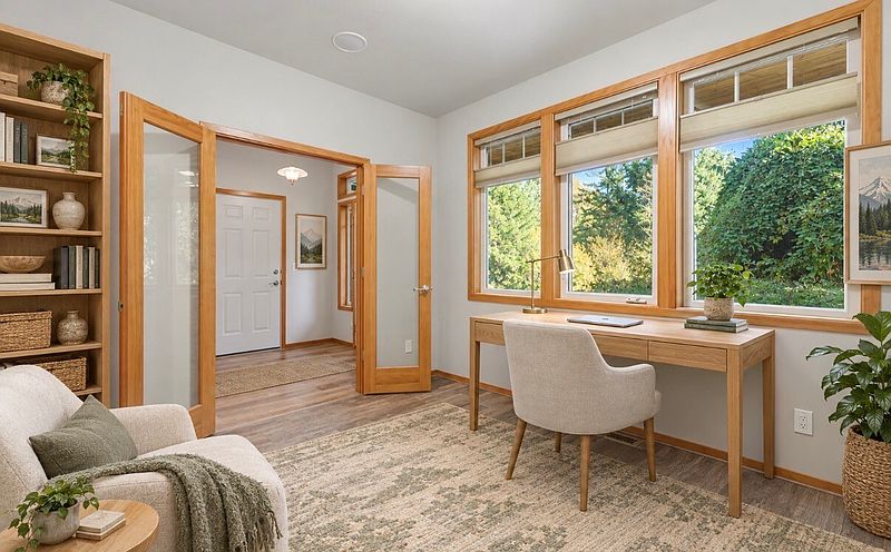 2nd image of 272 SW Lakeway Boulevard