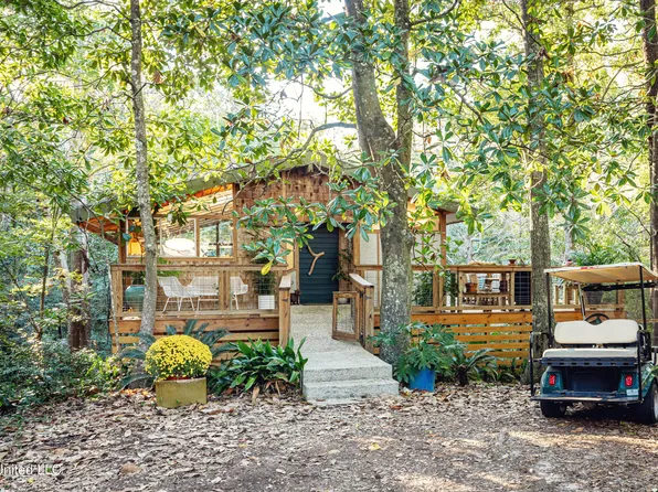 1103 Le Voyageur Dr, Ocean Springs, MS 39564