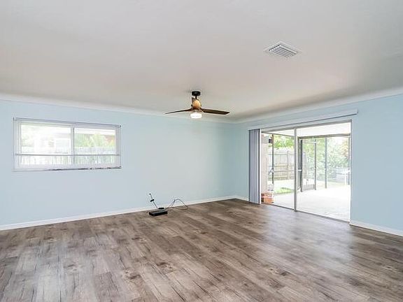5th image of 1408 SE 5th Pl