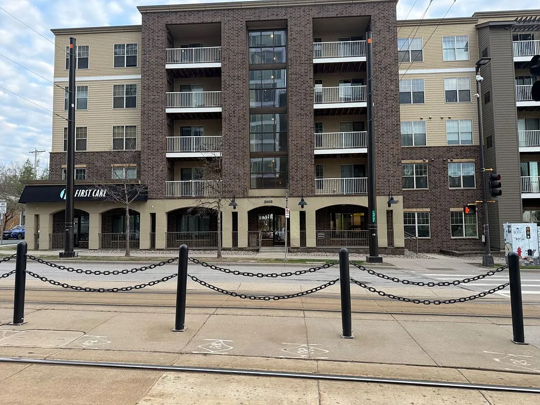 2 bed, 2.0 bath, 828 sqft, $2,000 — Photo 1