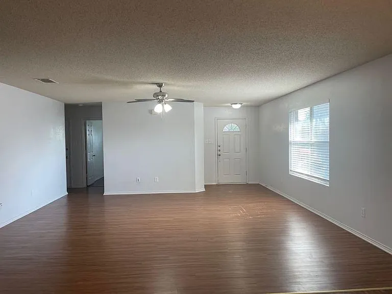 820 Eagle Dr — Photo 5