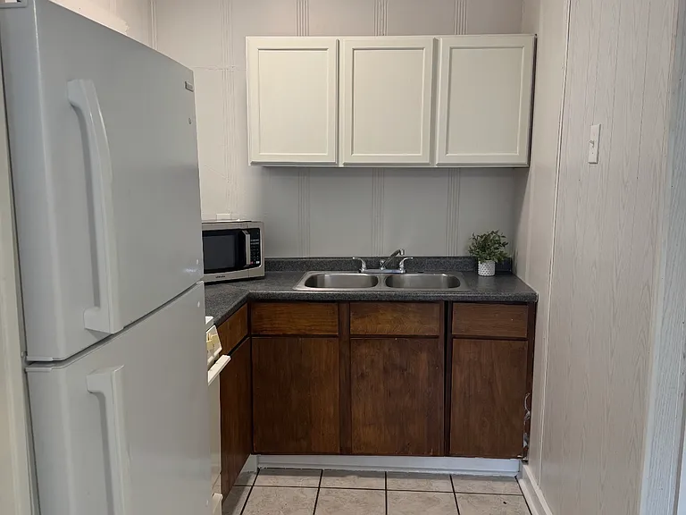 423 Harding St — Photo 1