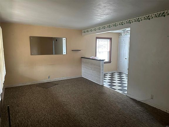 2nd image of 815 Fontaine Pl