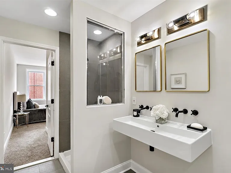 1013 S Baylis St — Photo 30