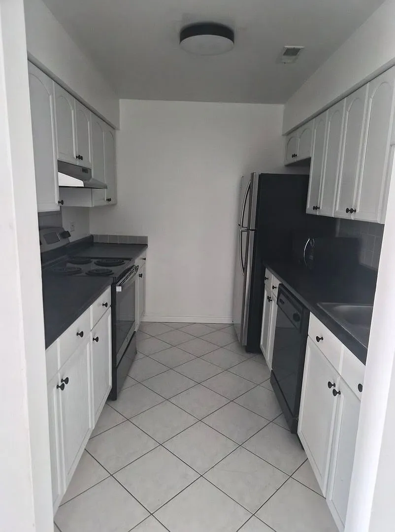 Private & Peaceful 2BR Condo in Wheaton — Photo 4