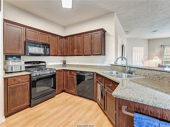 4th image of 910 Eagle Ave