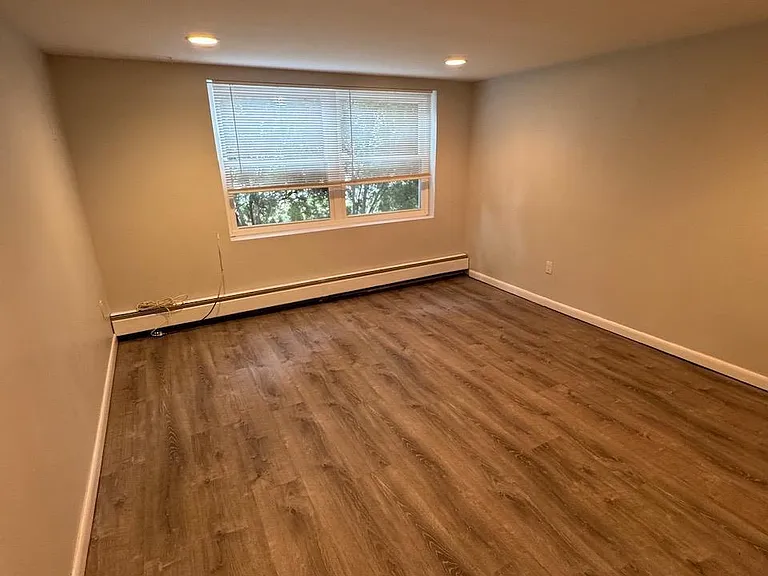 1038 Kingsland Ln — Photo 22