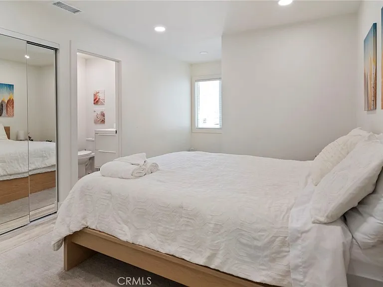 24136 Kittridge St — Photo 27