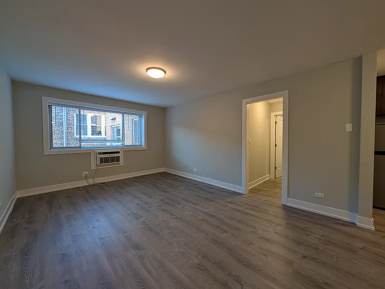 538 W Surf St — Photo 1