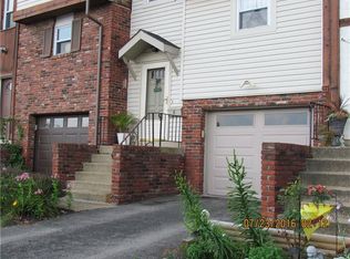 8 McKinley Sq, Coraopolis, PA