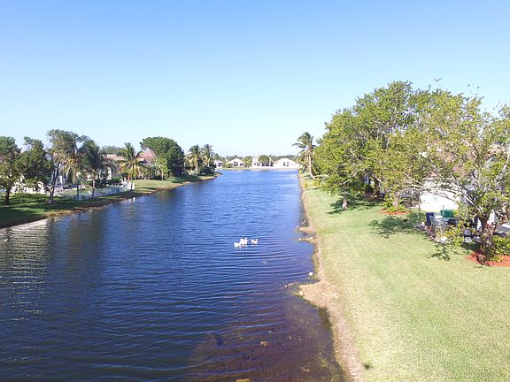 Prestigious Sunset Lakes 