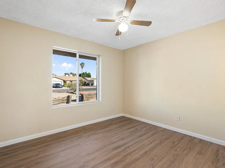 4043 W Sweetwater Ave — Photo 5