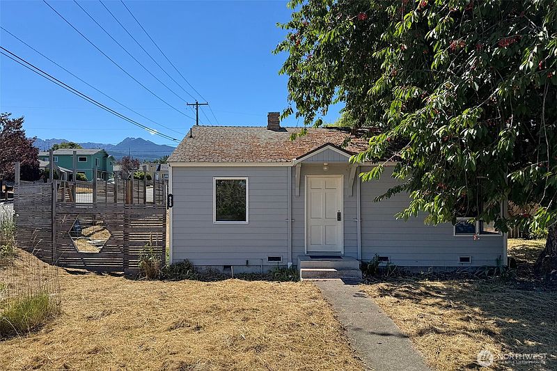 2nd image of 938 E 6th Street