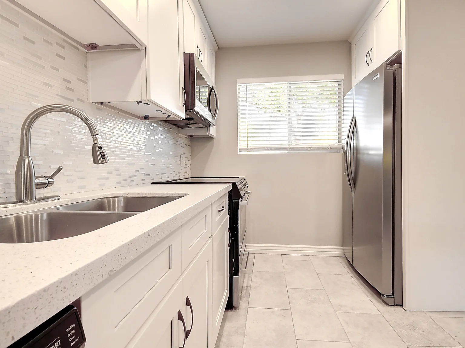 2 bed, 1.5 bath, 1039 sqft, $3,000 — Photo 2
