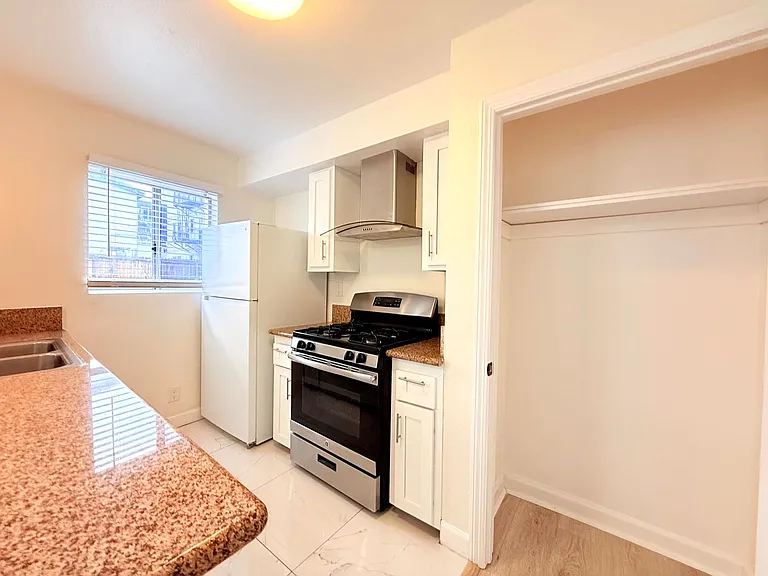 432 N Kingsley Dr. — Photo 8
