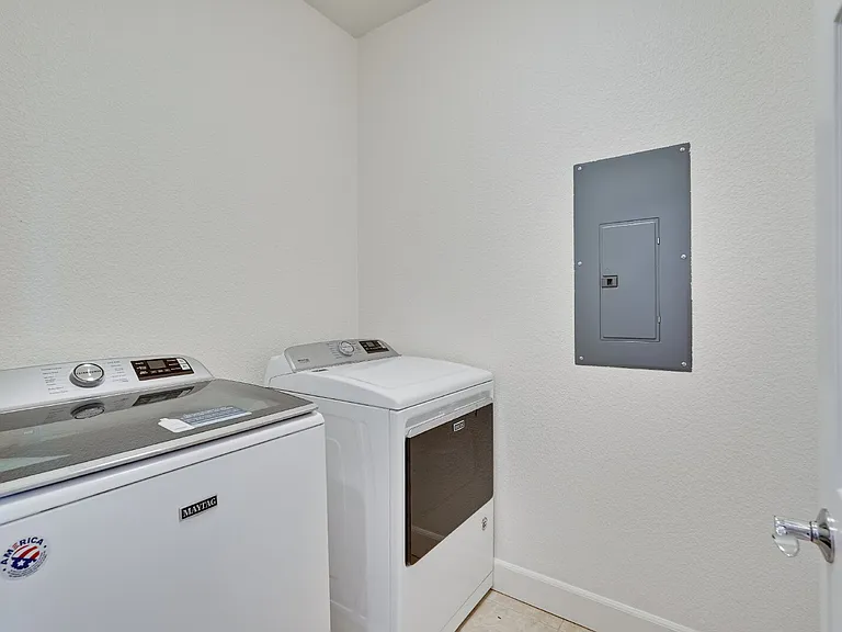 675 W Esplanade Dr — Photo 32