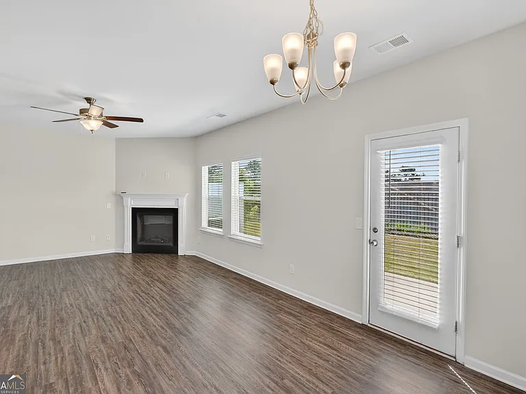 185 Madison Bnd — Photo 2