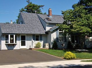 85 Goldenridge Dr, Levittown, PA 19057