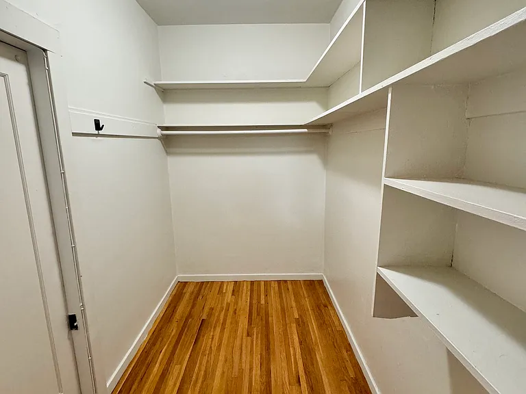 2650 Franklin St — Photo 4