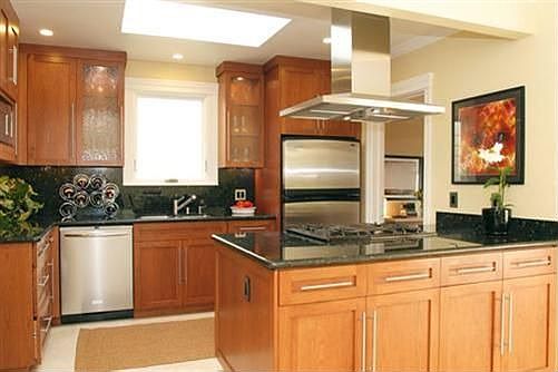 Brand new, ligtht-filled kitchen