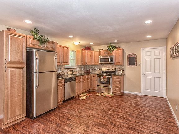 3rd image of 1730 Queens Dr