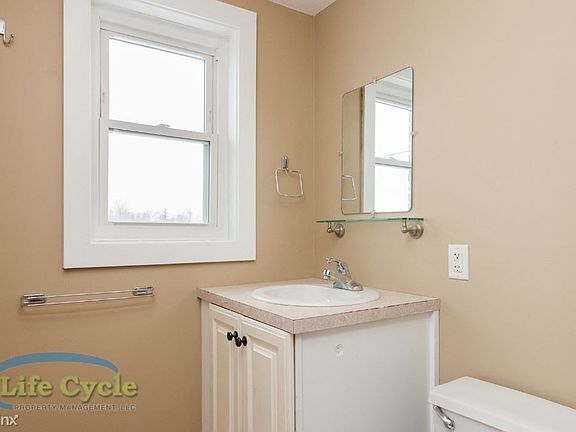 7 E Muskegon Unit B Bathroom