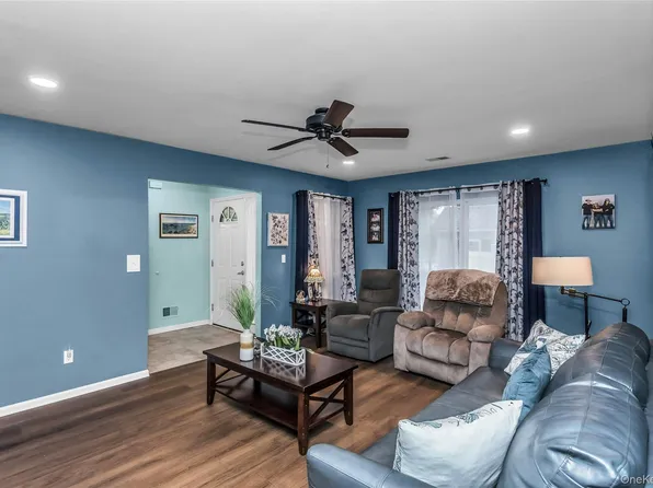 1 Biltmore Circle #1, Huntington Station, NY 11746