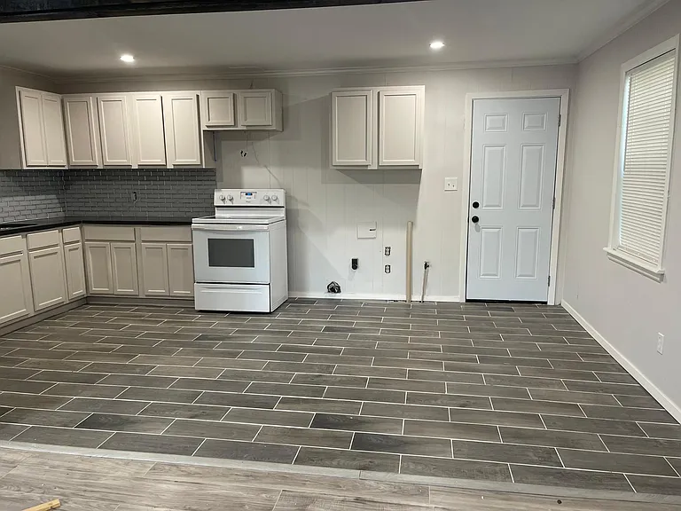 110 Laroe St — Photo 2