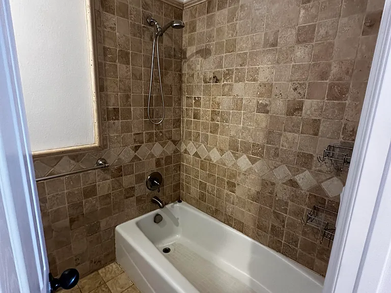 819 W 27th St — Photo 22