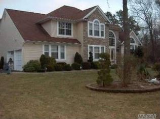 5 Farmhouse Dr, Ridge, NY 11961