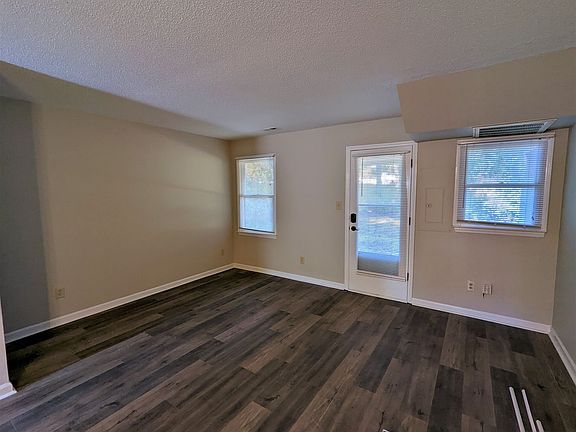 3rd image of 502 Forest Dr APT A
