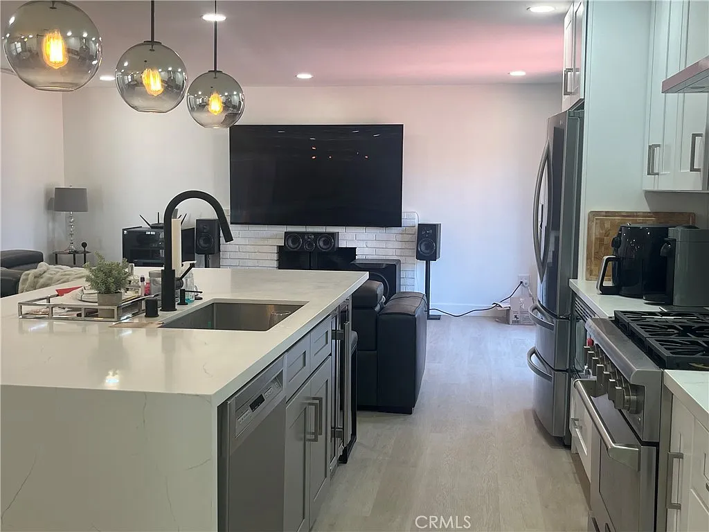 4 bed, 1923 sqft, $6,750 — Photo 3