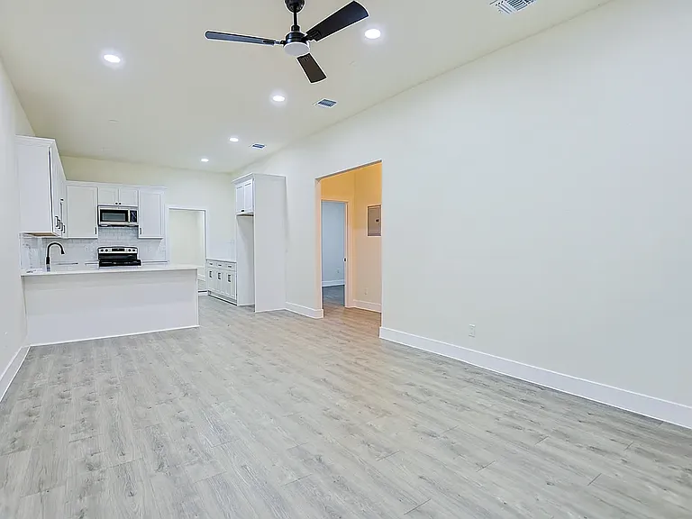 535 Austin St — Photo 16