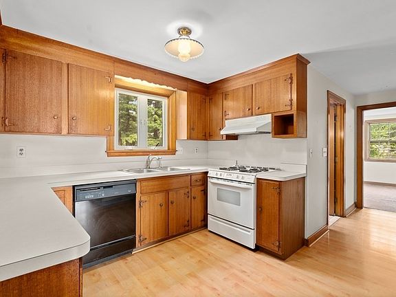 4th image of 32 Nottingham Dr