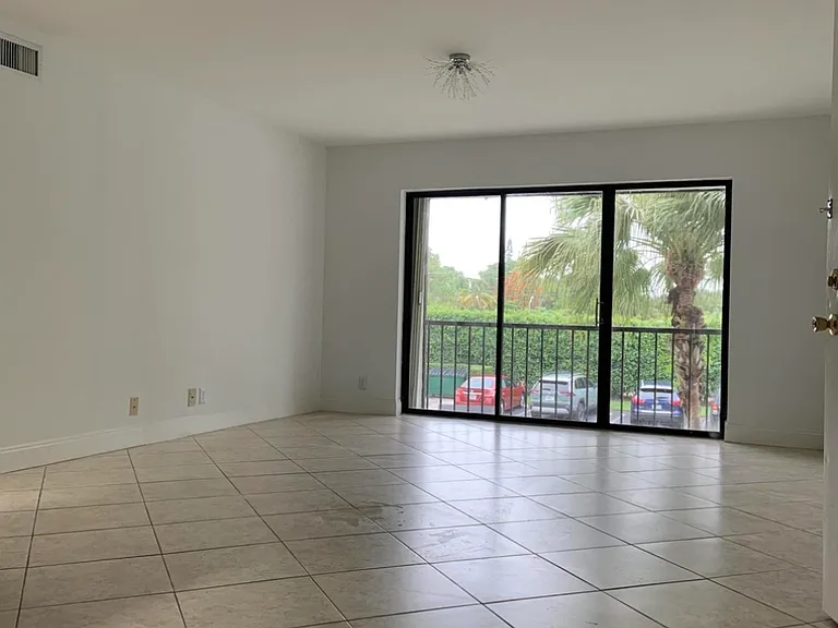 617 Sea Pine Way #D2 — Photo 4