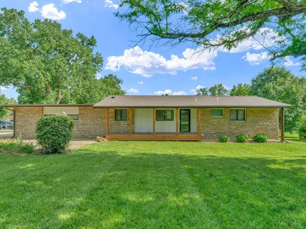 721 NW 62nd St, Topeka, KS 66617