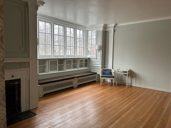 Bright living/dining room