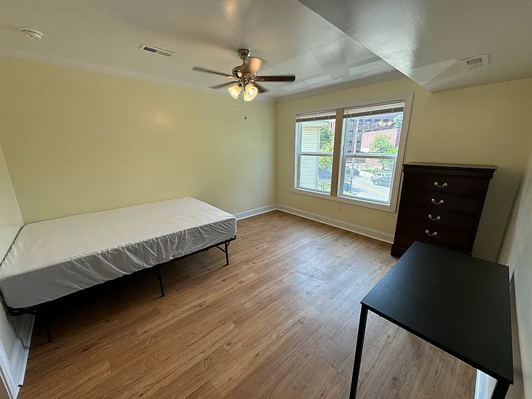 211 E Kingsley St — Photo 10