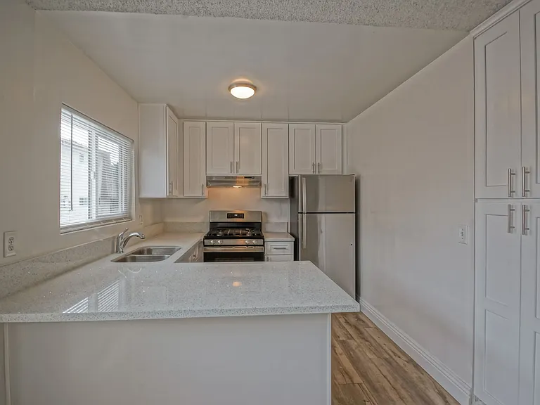 2307 Carnegie Ln — Photo 4