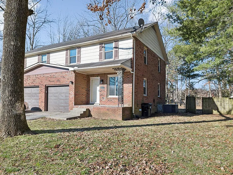 1421 Huntington Dr — Photo 2