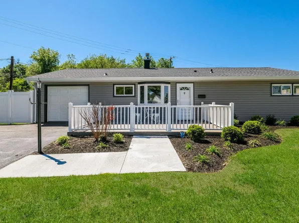 7 Indian Creek Dr, Levittown, PA 19057