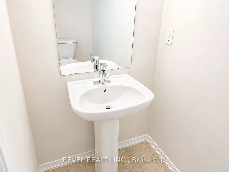 62 Munro Cir — Photo 3