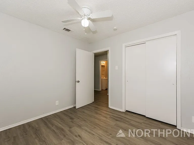 1238 Narcissus Ln — Photo 8