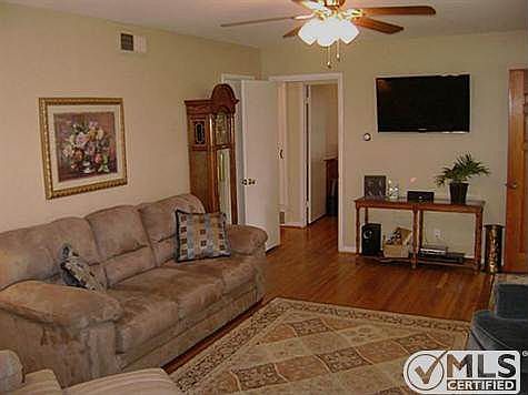 3rd image of 706 Dumont Dr