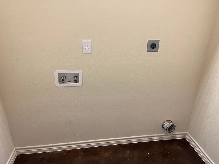 908 E Avenue B — Photo 13