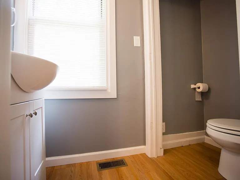 2425 Saranac Ave — Photo 2