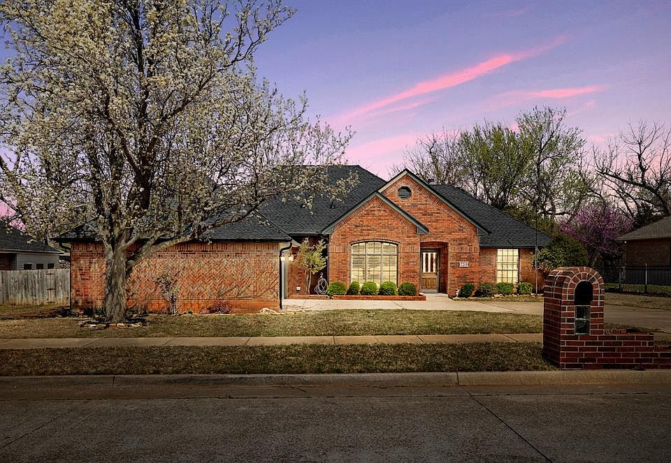 1st image of 739 Kingsgate Rd