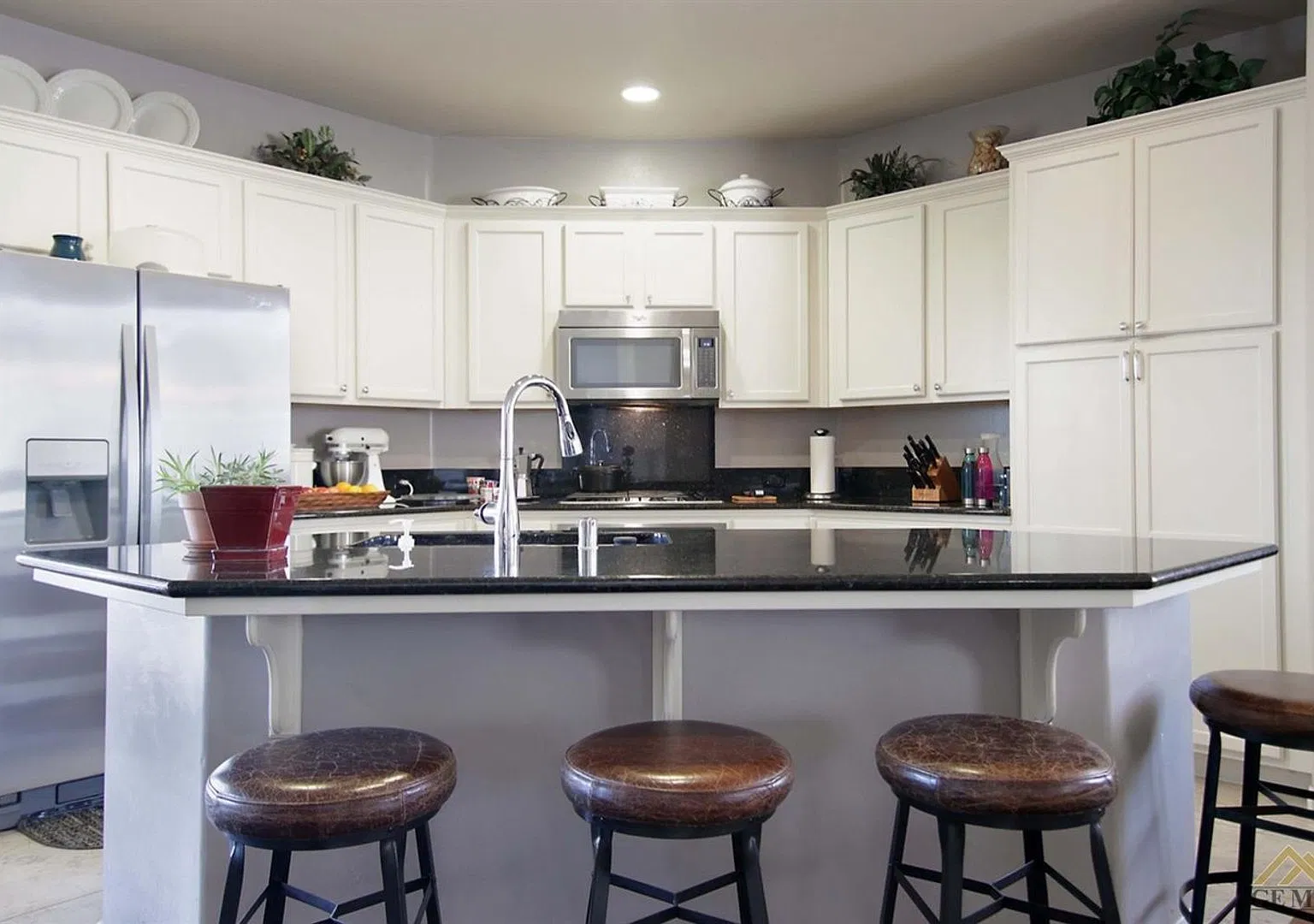 Gorgeous Home in a Gated Community with Pool! — Photo 2