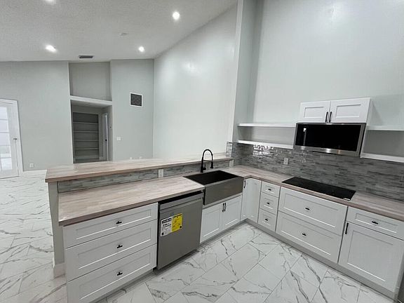 5th image of 4397 Woodstock Dr APT A