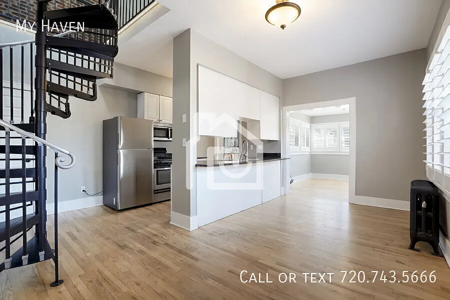 Two-Story Apartment with Parking in Uptown — Photo 4